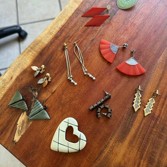 Eight vintage earrings and a heart shaped pin..for more details comment me - Picture 3 of 10